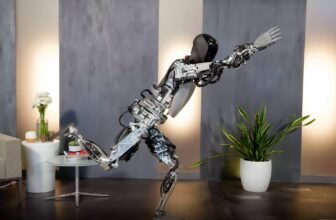 Elon Musk’s faux dumb robotic is the most important tech fail of 2025